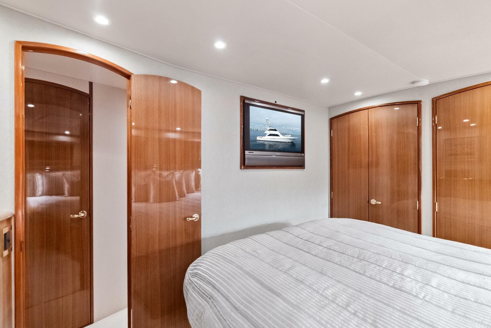 2006 Viking 68 Enclosed Bridge — photo 38