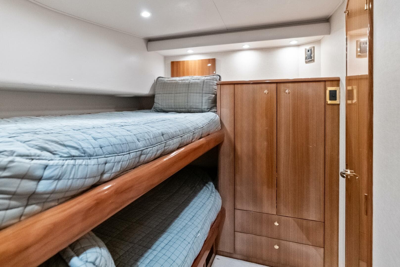 2006 Viking 68 Enclosed Bridge — photo 33