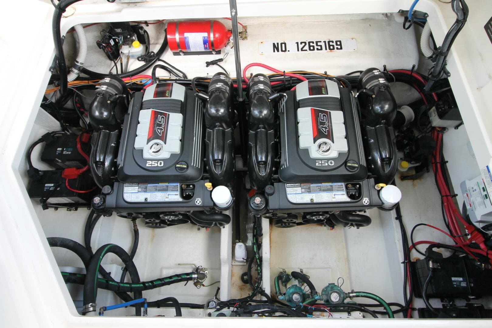 2015 Sea Ray 310 Sundancer — photo 14