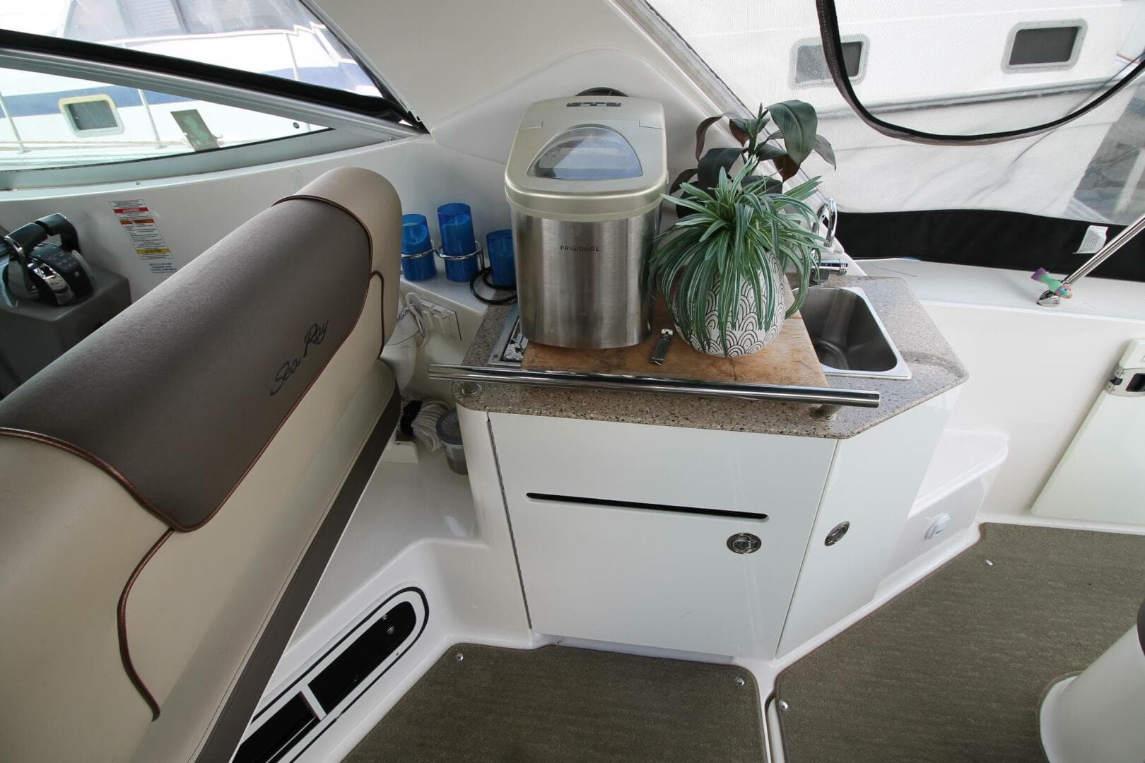 2015 Sea Ray 310 Sundancer — photo 6