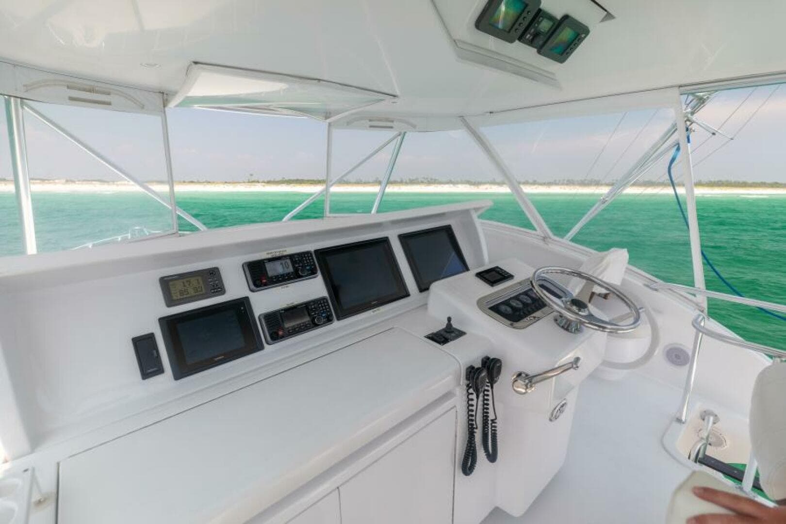 2008 Hatteras 60 Convertible — photo 23