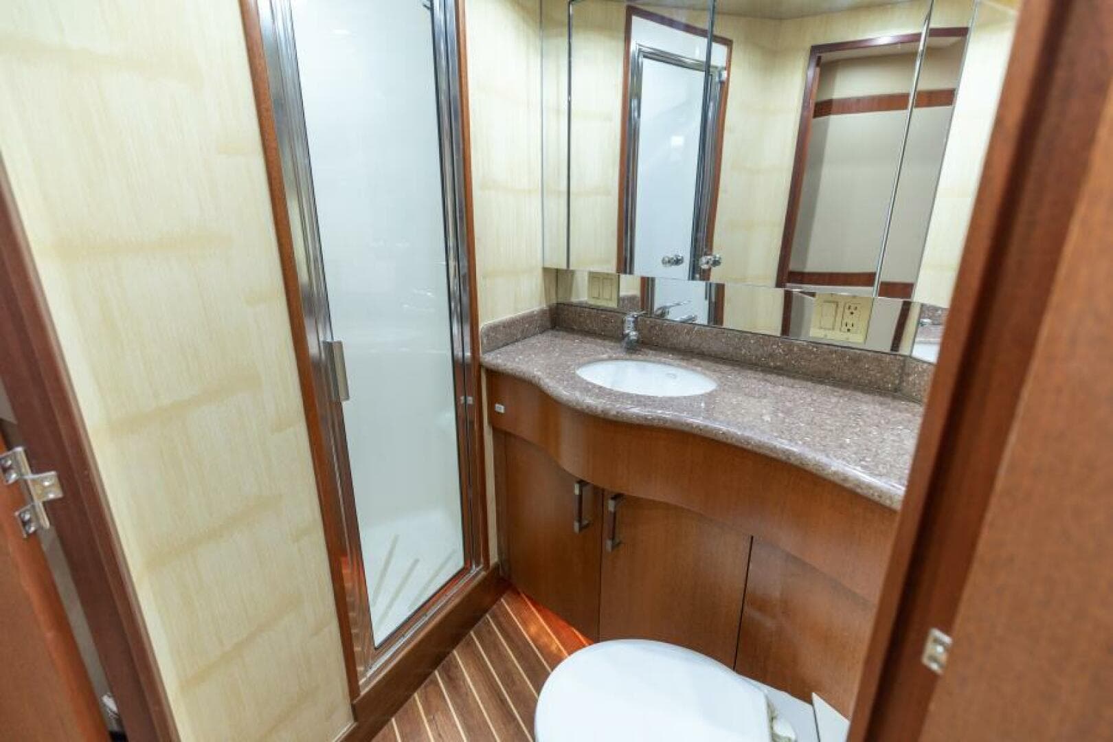 2008 Hatteras 60 Convertible — photo 17