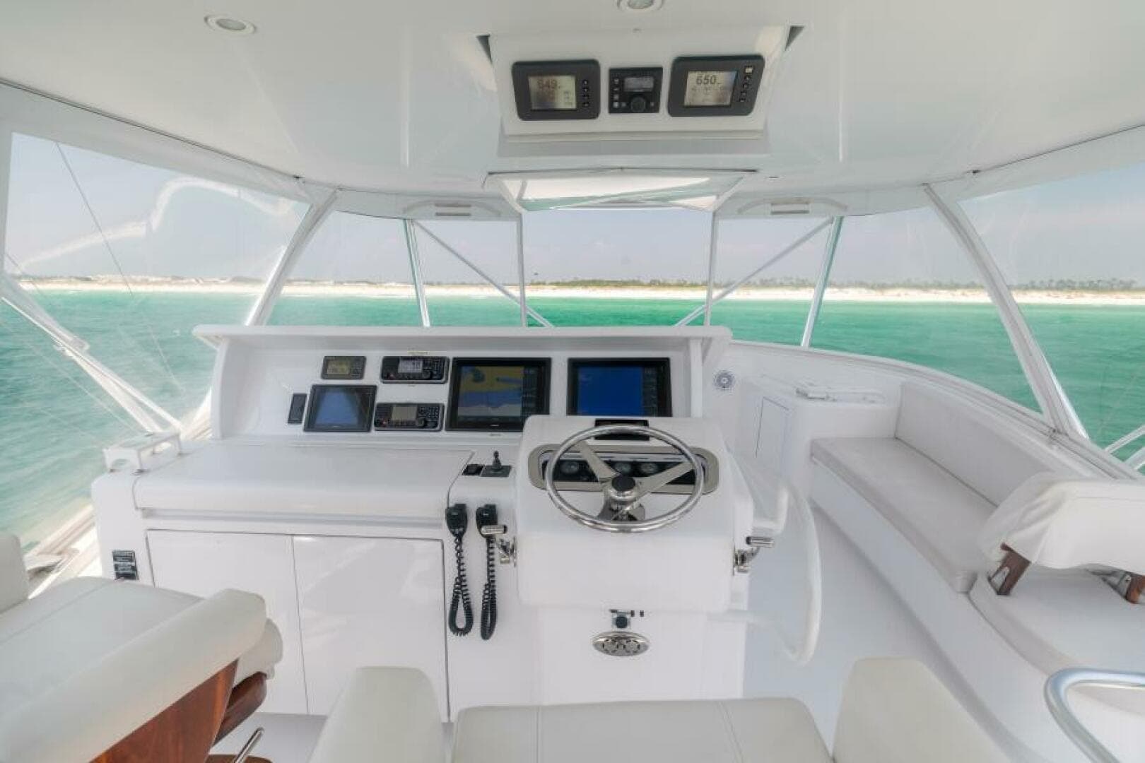2008 Hatteras 60 Convertible — photo 21