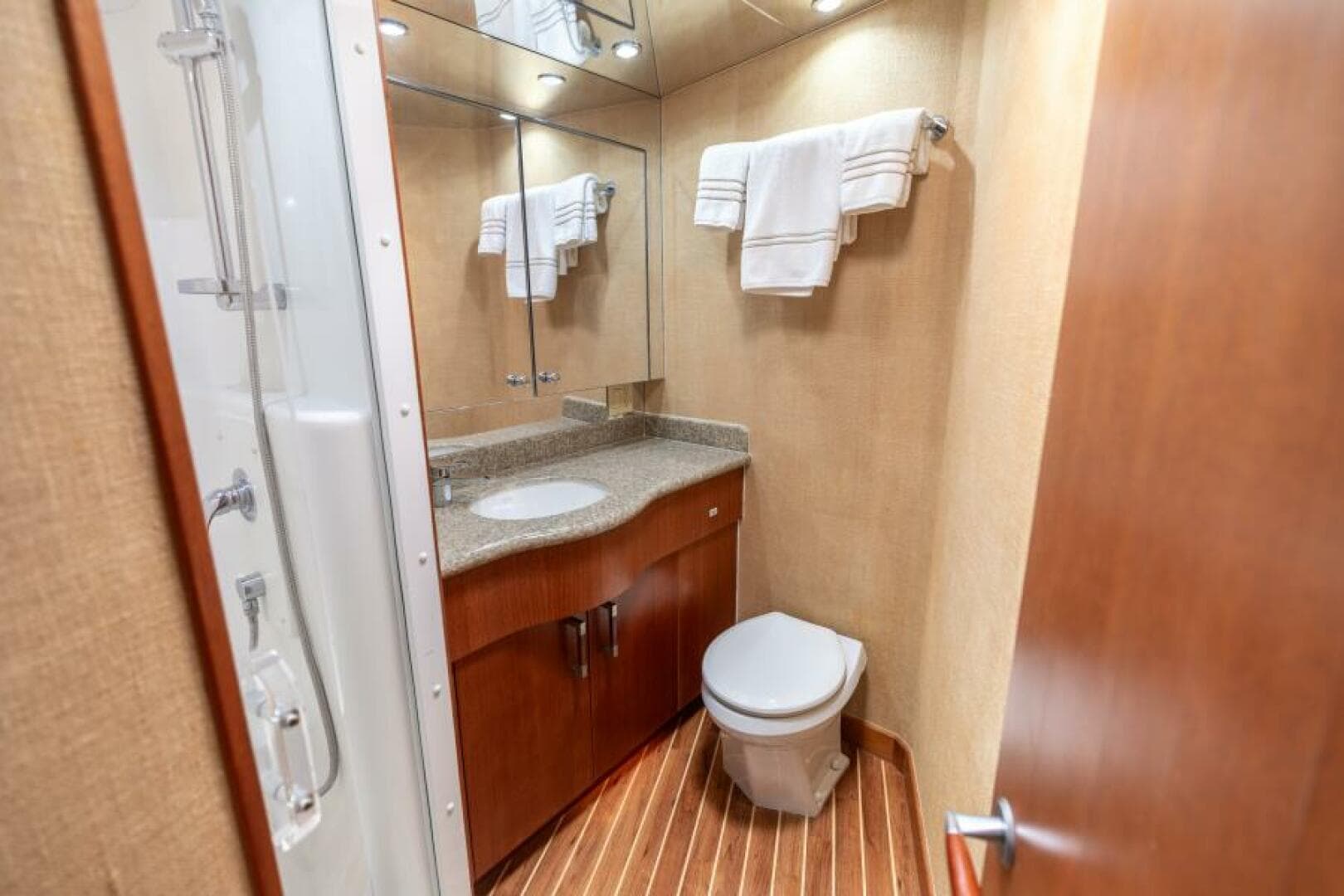 2008 Hatteras 60 Convertible — photo 13