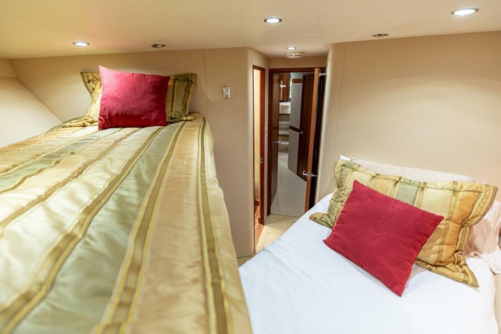 2008 Hatteras 60 Convertible — photo 14