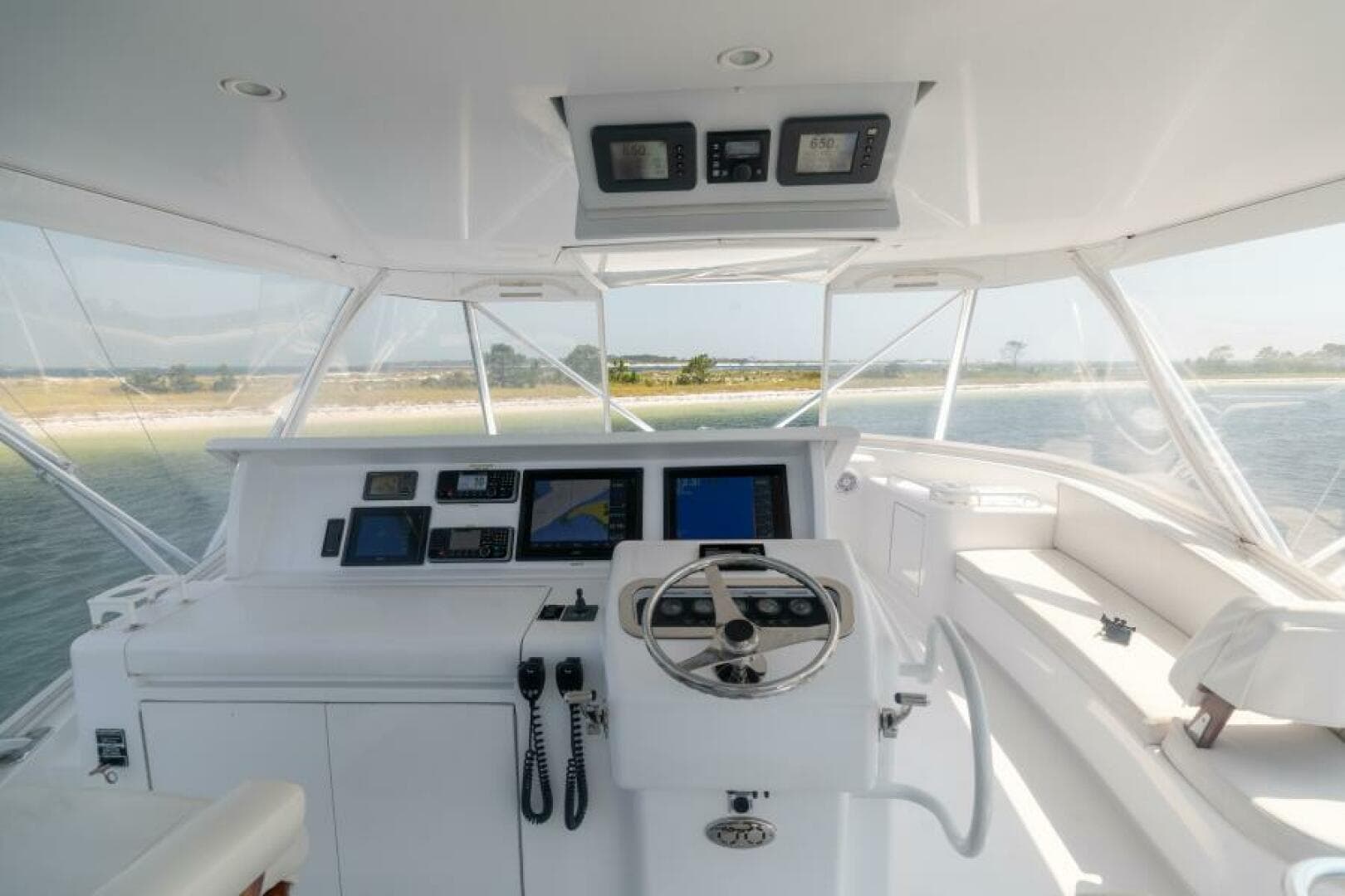 2008 Hatteras 60 Convertible — photo 19