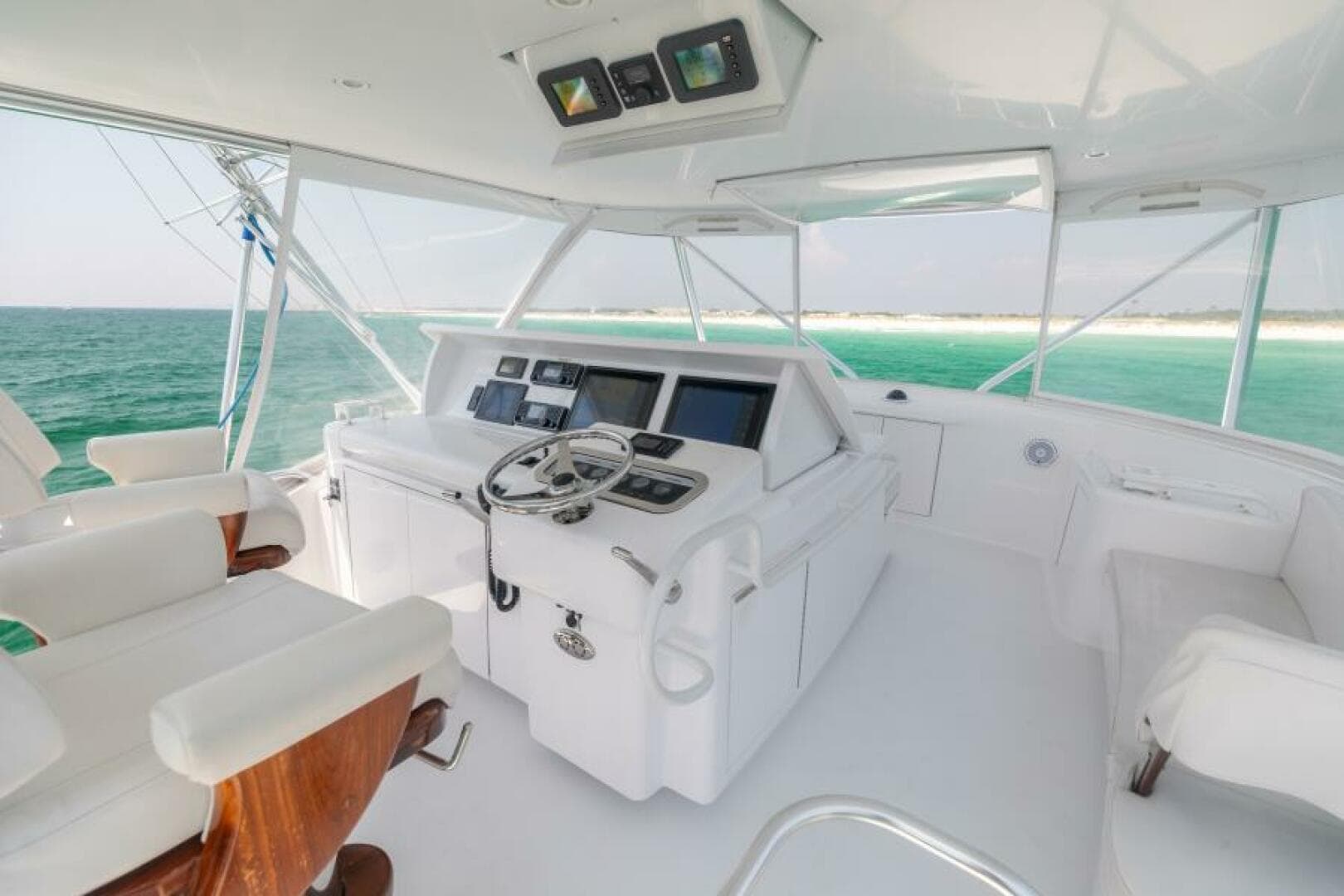 2008 Hatteras 60 Convertible — photo 22