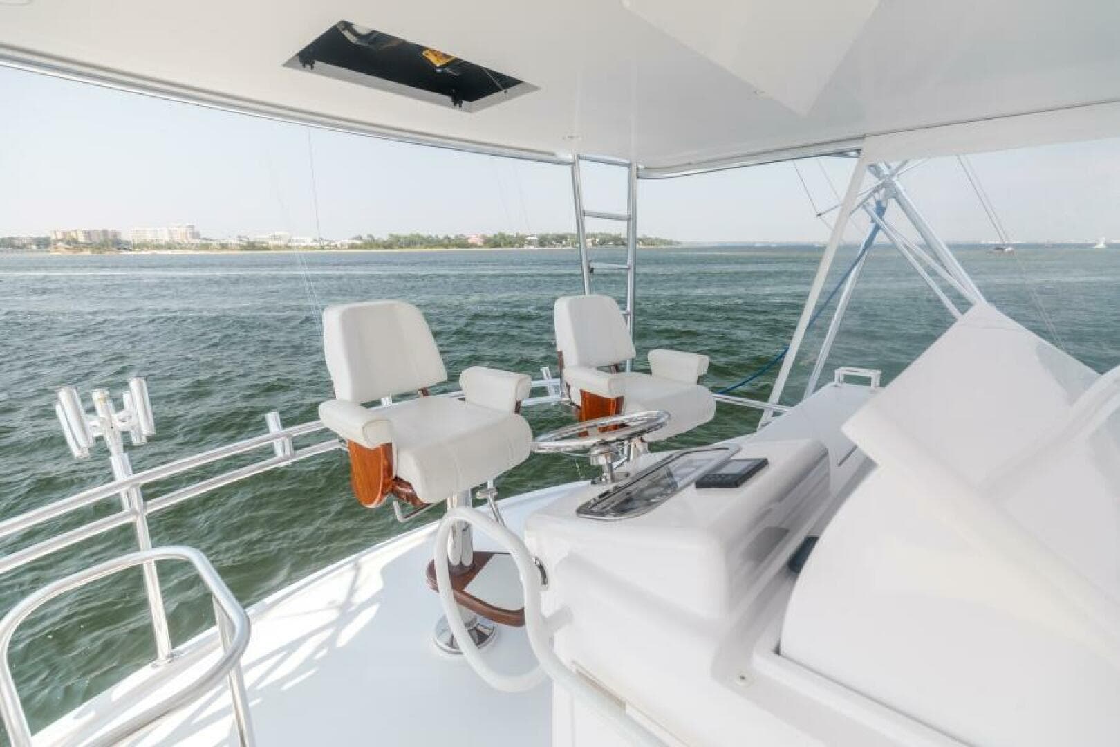 2008 Hatteras 60 Convertible — photo 3