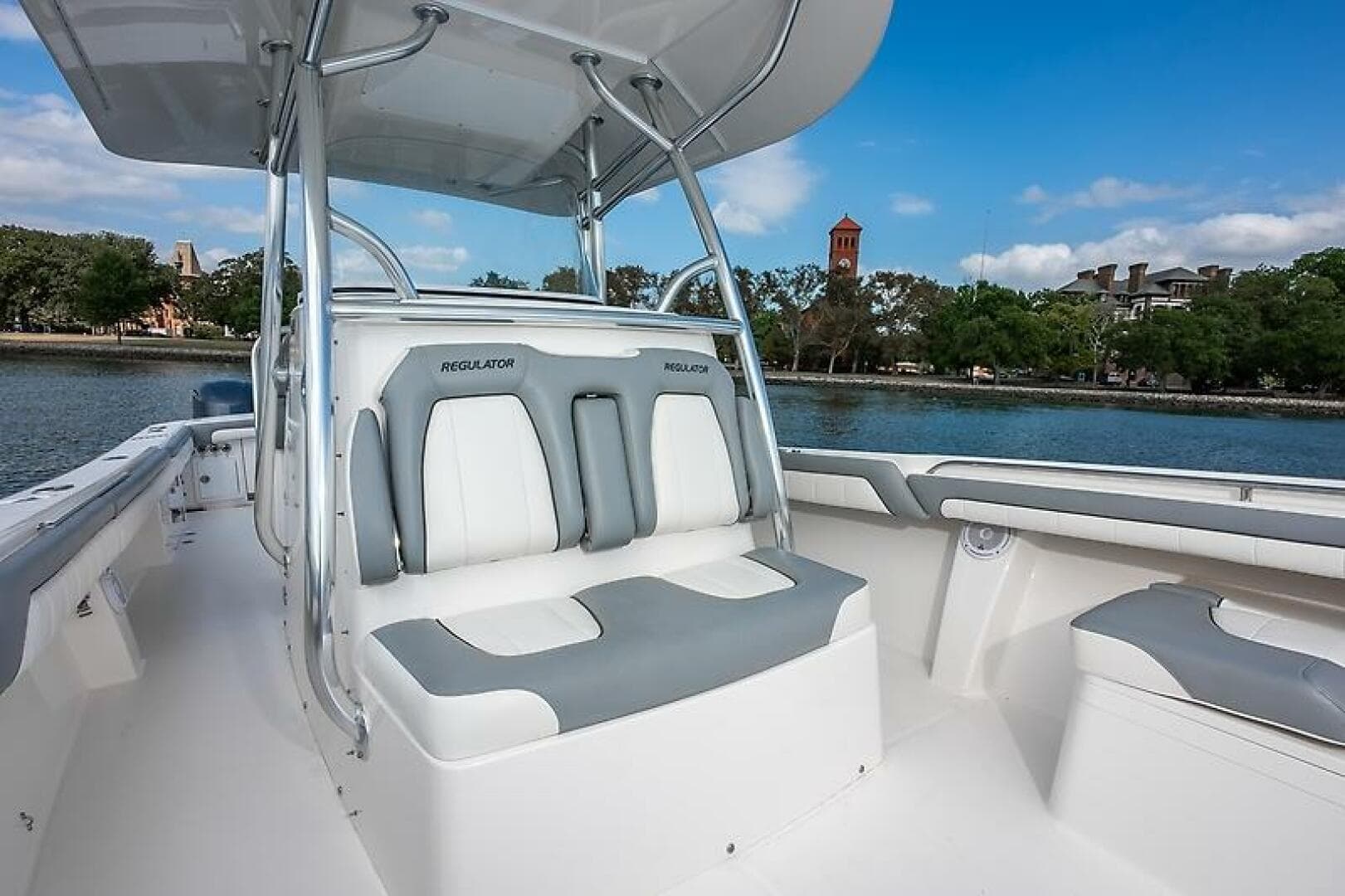 2018 Regulator 34 FS — photo 19