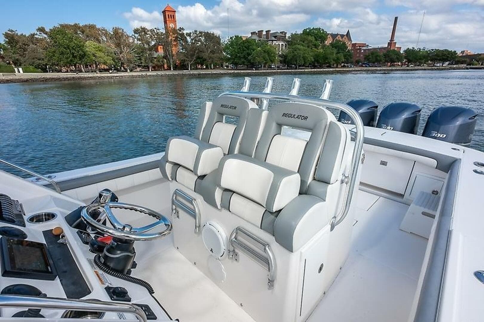 2018 Regulator 34 FS — photo 14