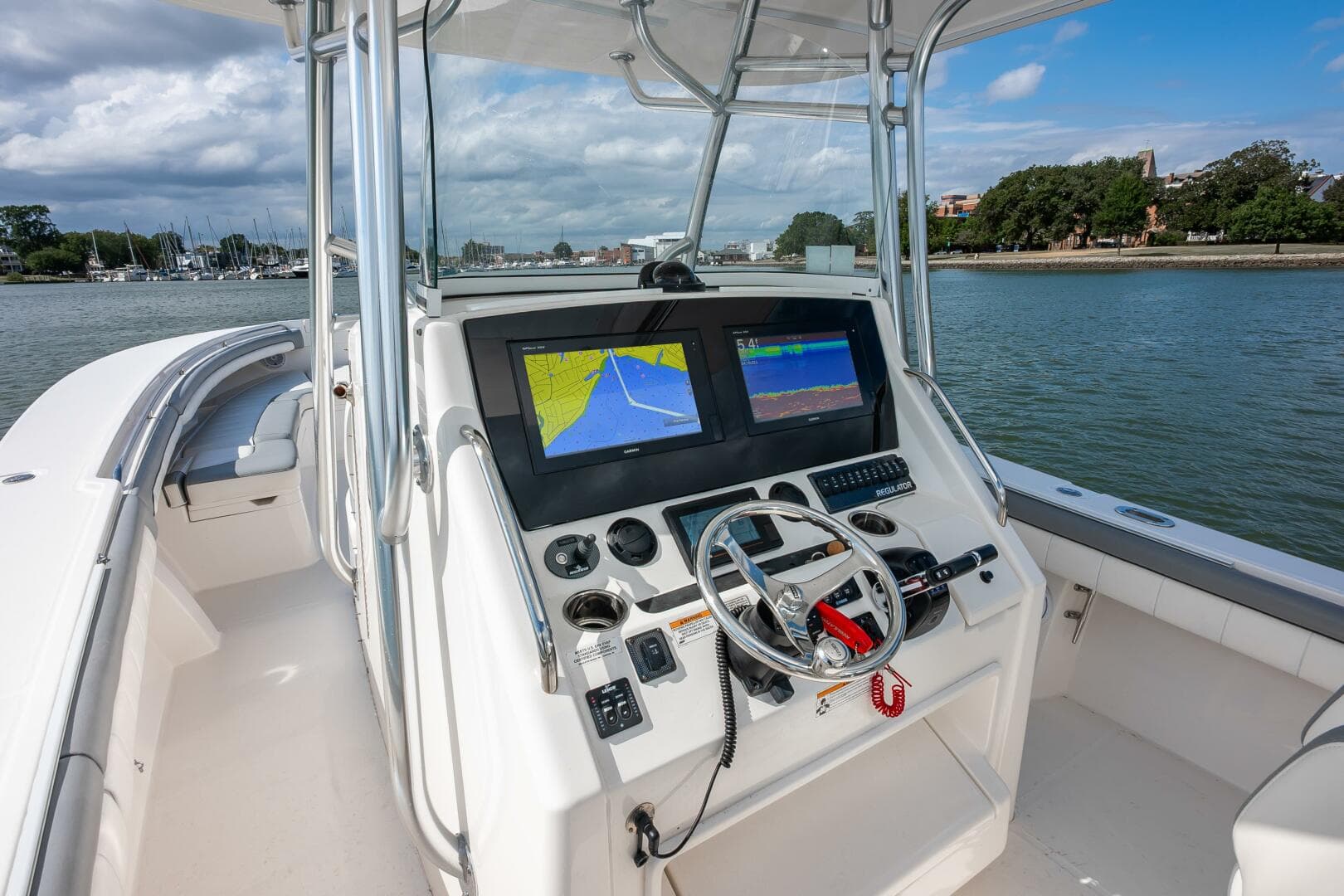 2018 Regulator 34 FS — photo 18