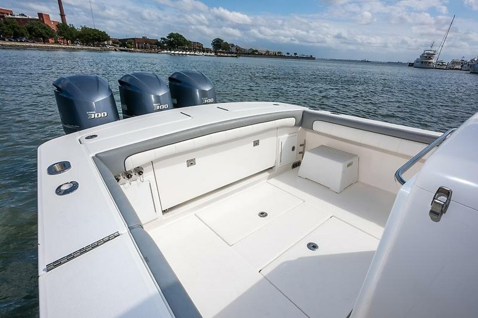 2018 Regulator 34 FS — photo 9