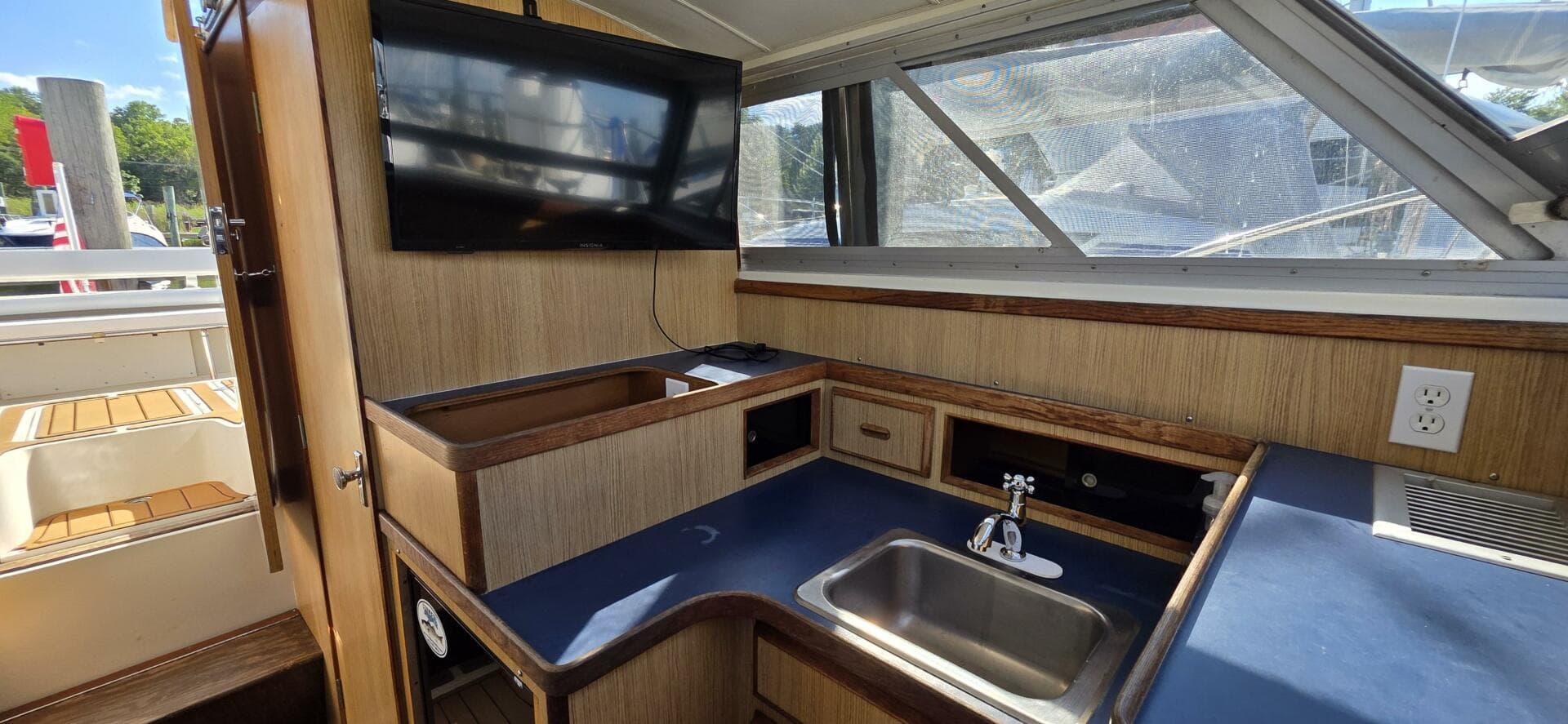 1983 Bertram 28 Flybridge — photo 22