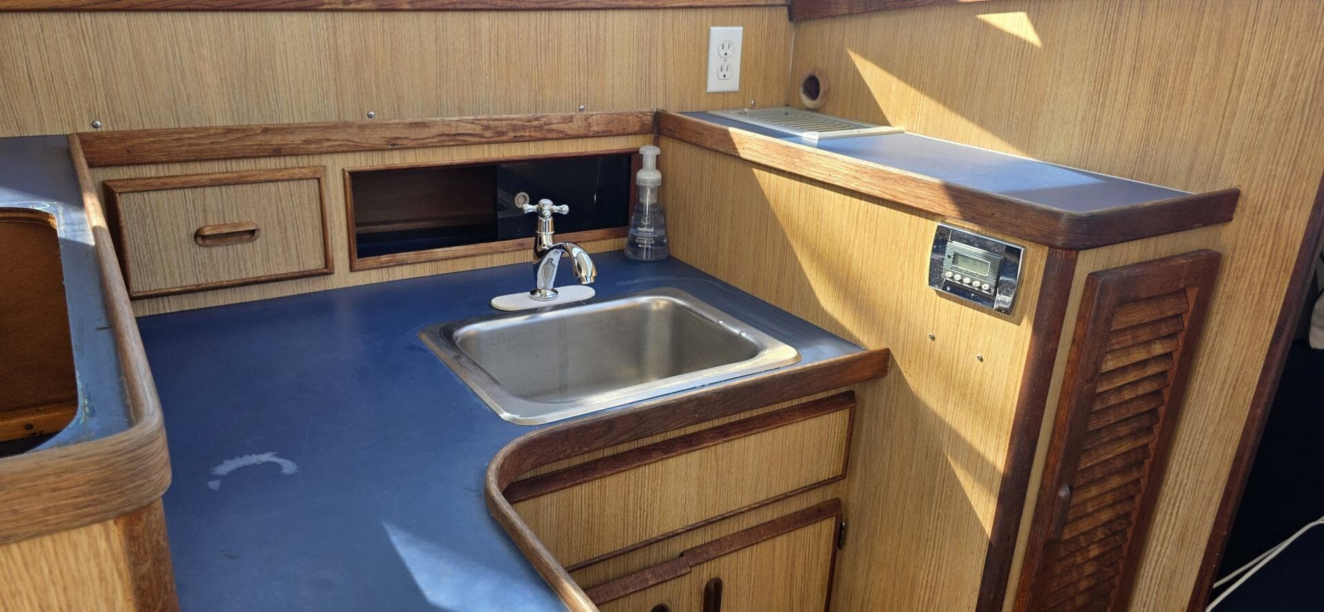 1983 Bertram 28 Flybridge — photo 20