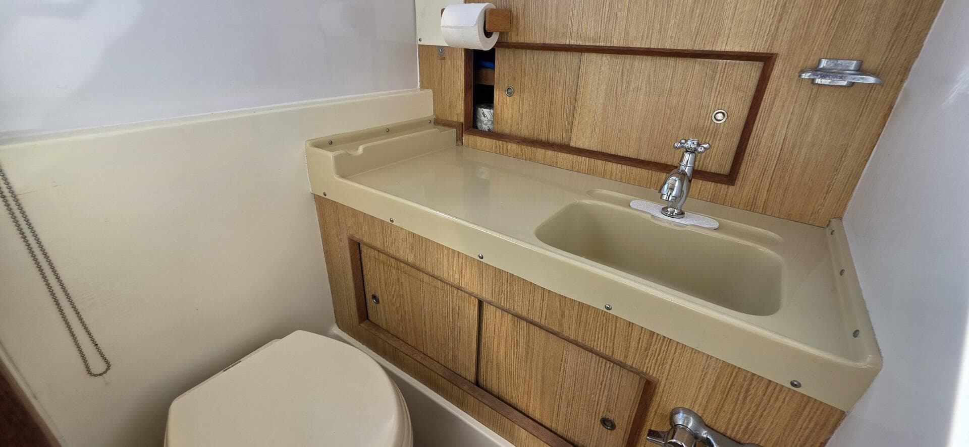 1983 Bertram 28 Flybridge — photo 23