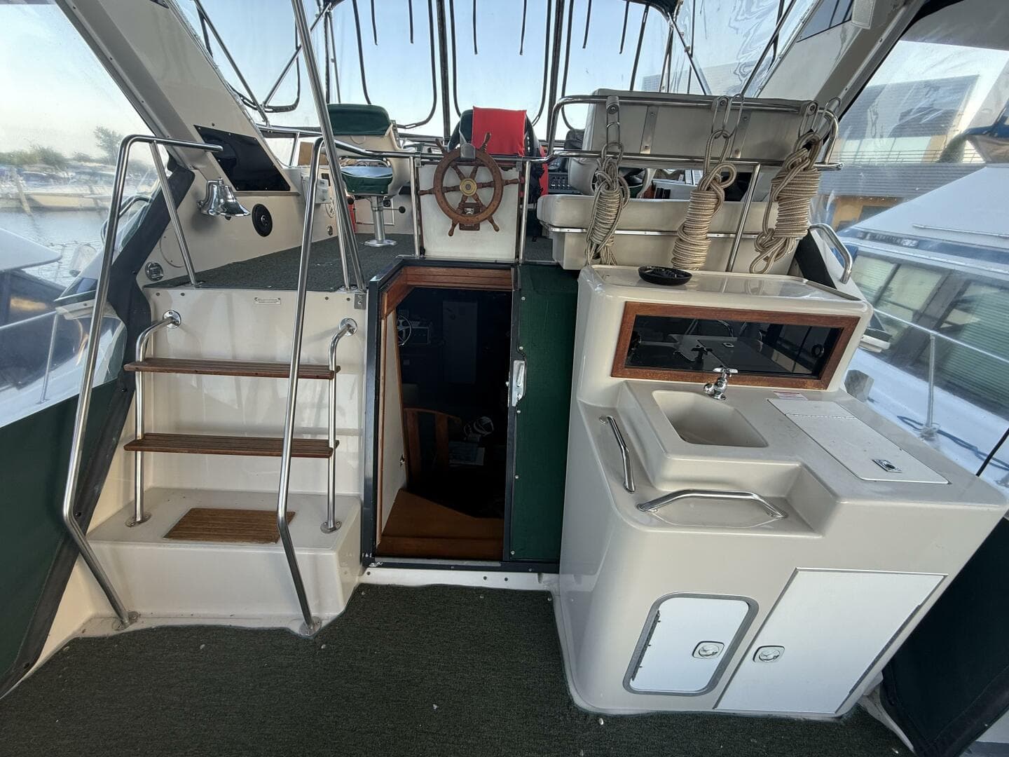 1988 Sea Ray 415 — photo 32