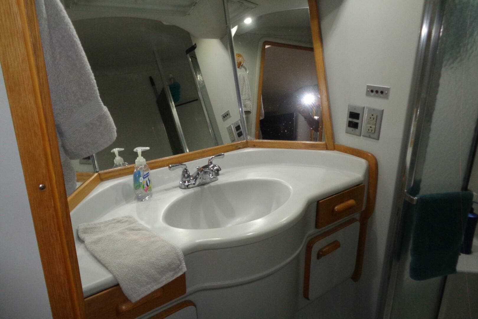 1991 Sea Ray 480 Sundancer — photo 69