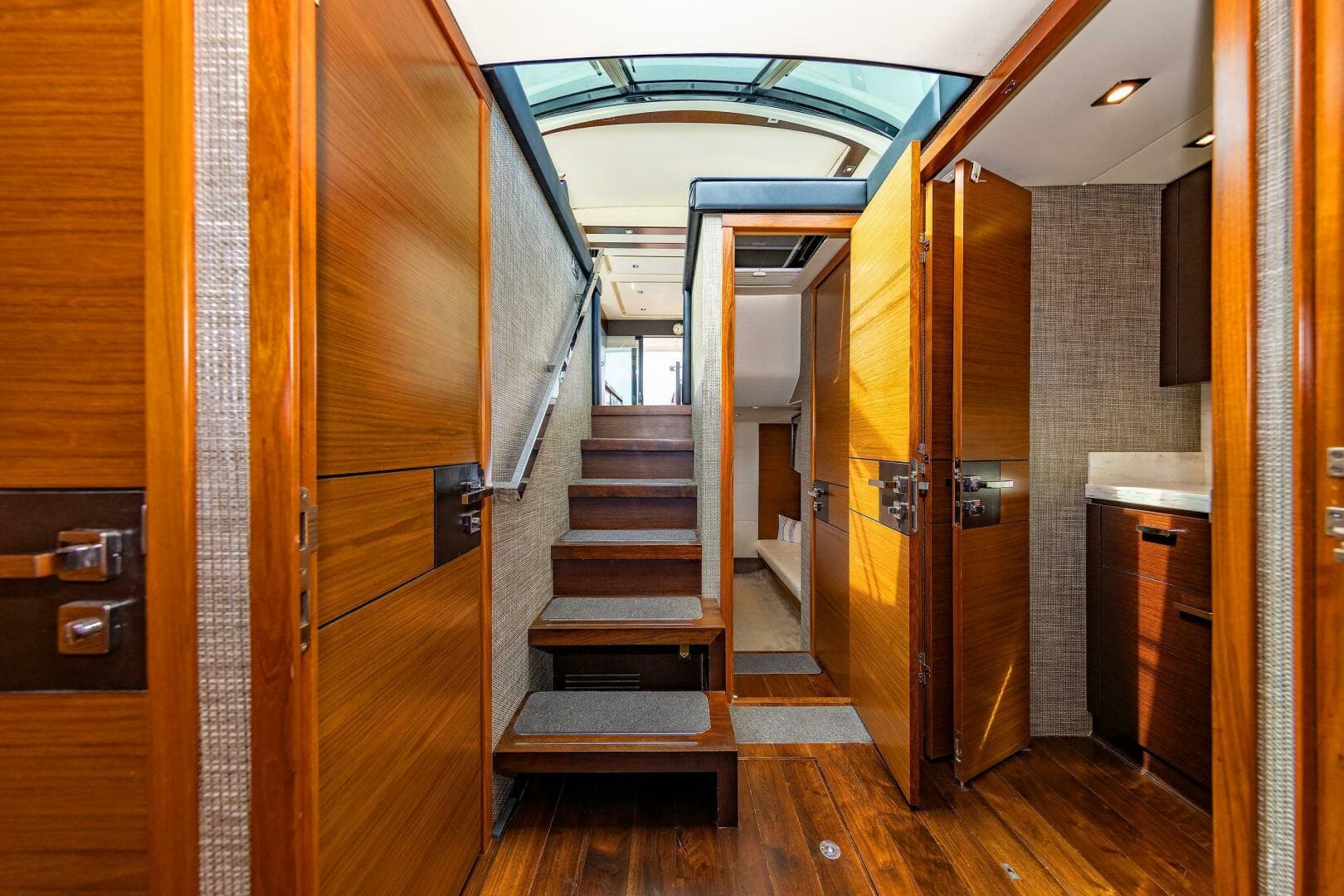 2014 Tiara Yachts 5000 Express — photo 31