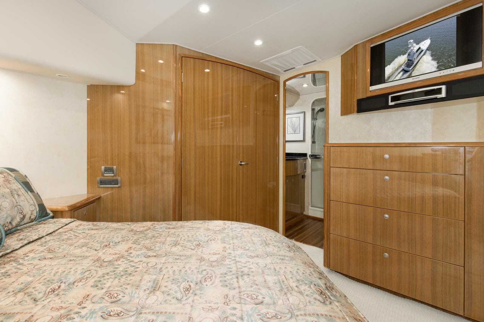 2007 Viking 64 Enclosed Bridge — photo 19