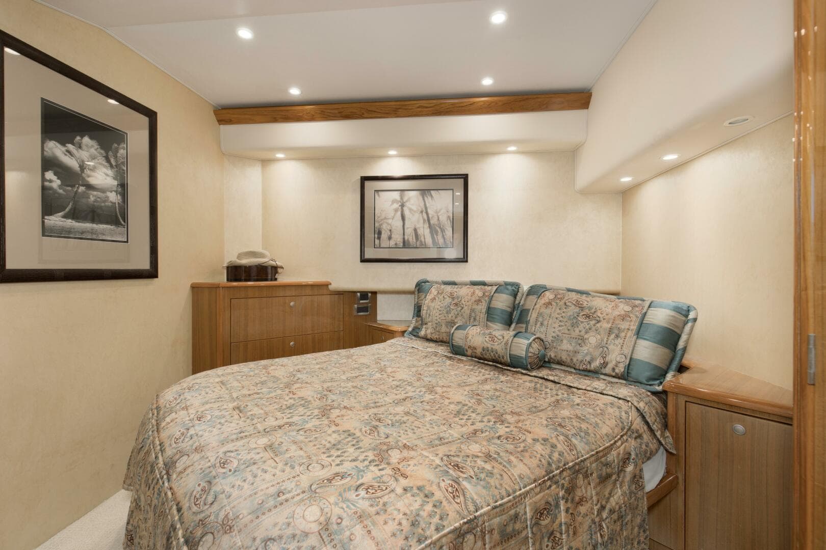 2007 Viking 64 Enclosed Bridge — photo 21