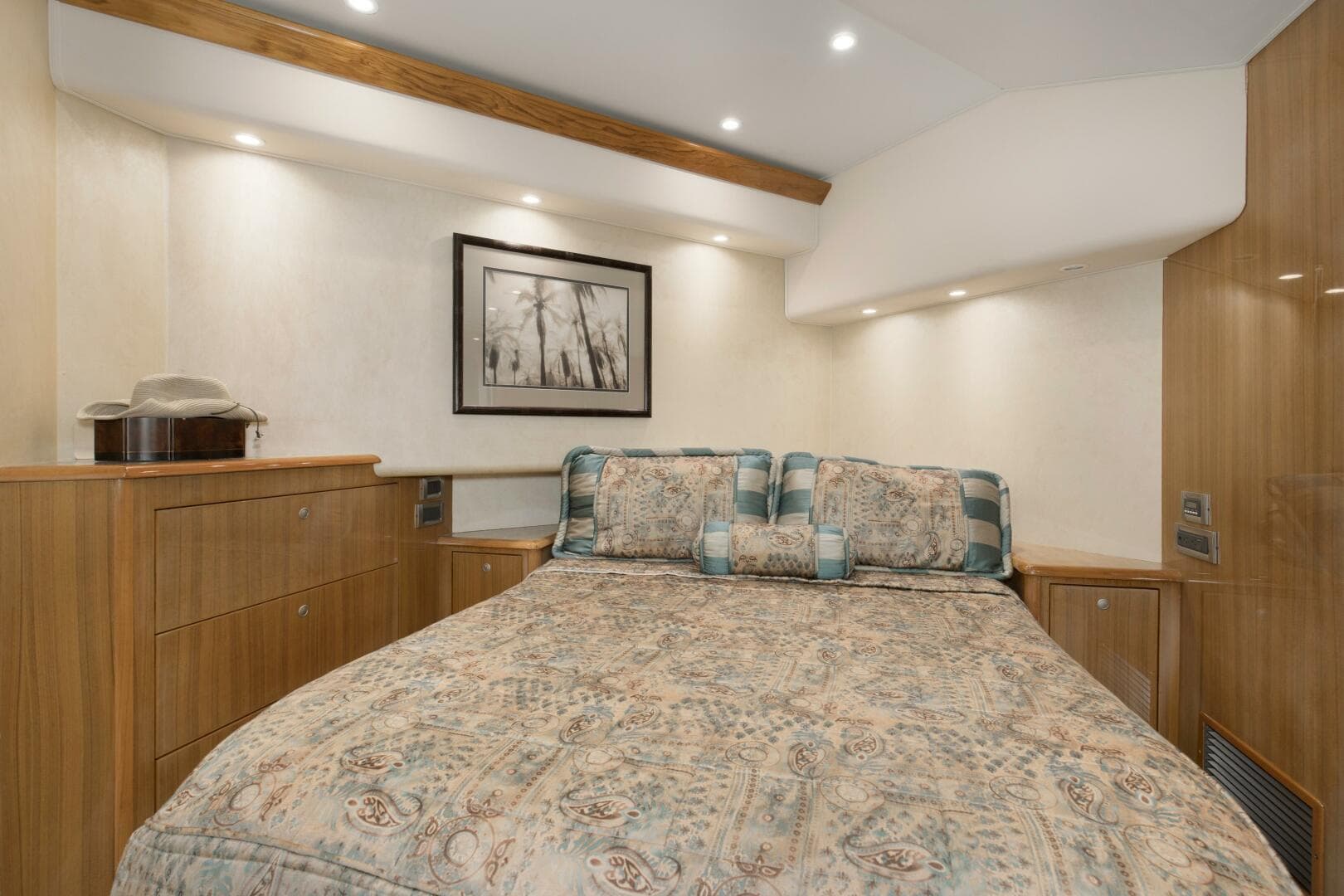 2007 Viking 64 Enclosed Bridge — photo 20