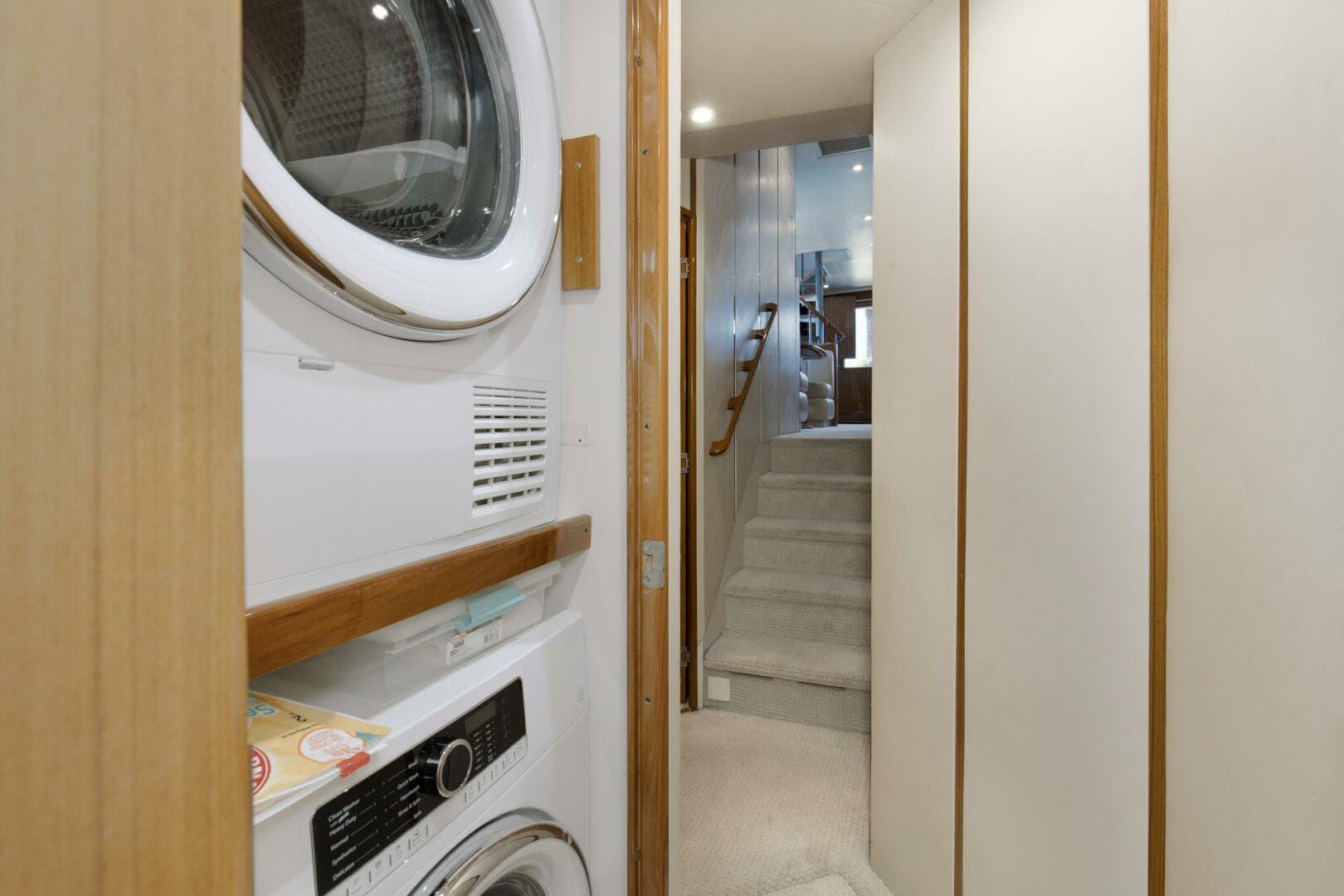 2007 Viking 64 Enclosed Bridge — photo 17