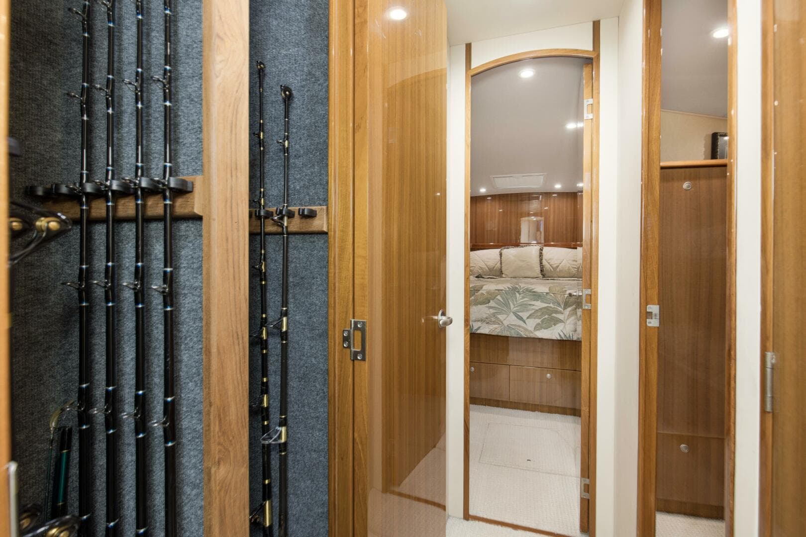 2007 Viking 64 Enclosed Bridge — photo 18