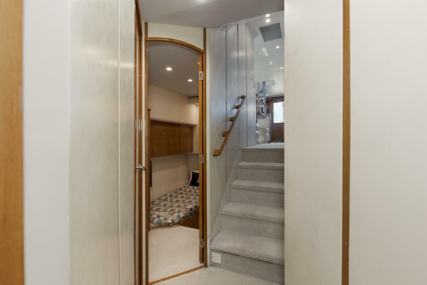 2007 Viking 64 Enclosed Bridge — photo 16