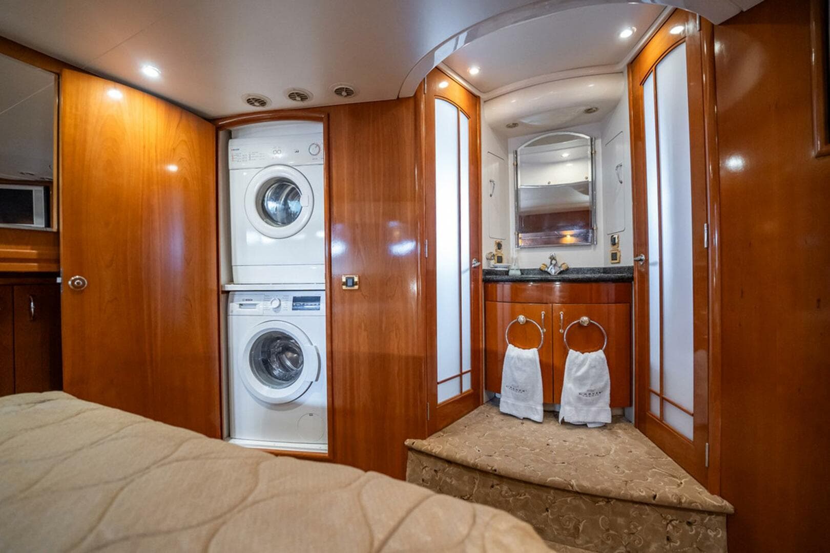 2005 Carver 56 Voyager — photo 31