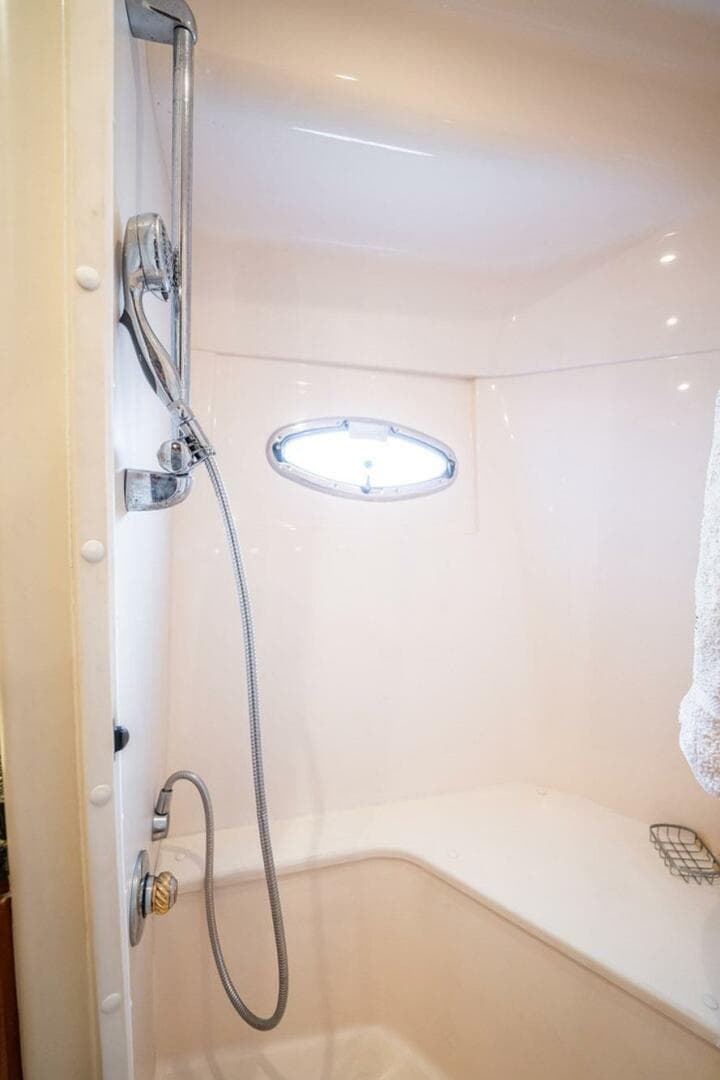 2005 Carver 56 Voyager — photo 28