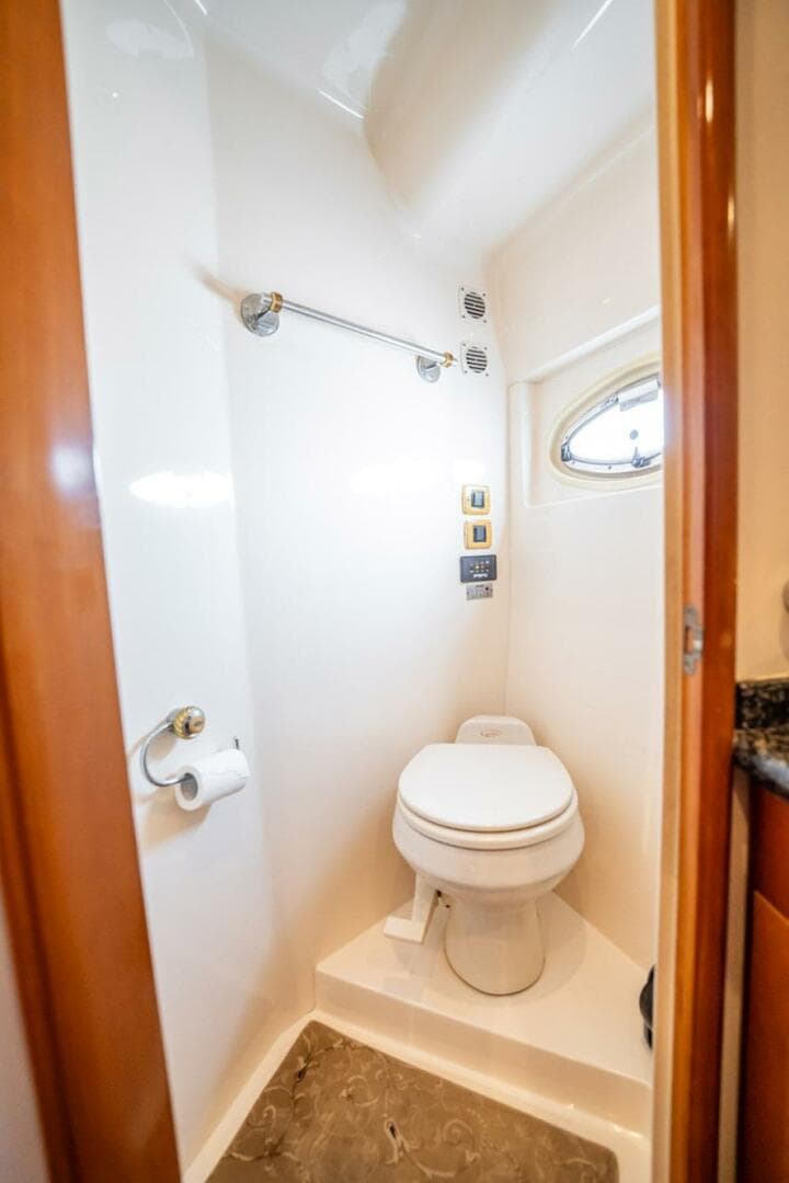 2005 Carver 56 Voyager — photo 35