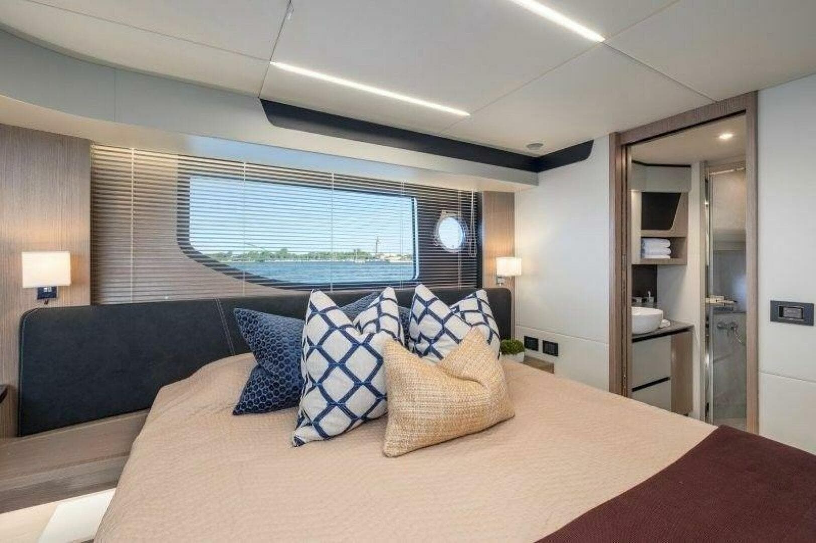 2026 Absolute 48 Coupe — photo 21