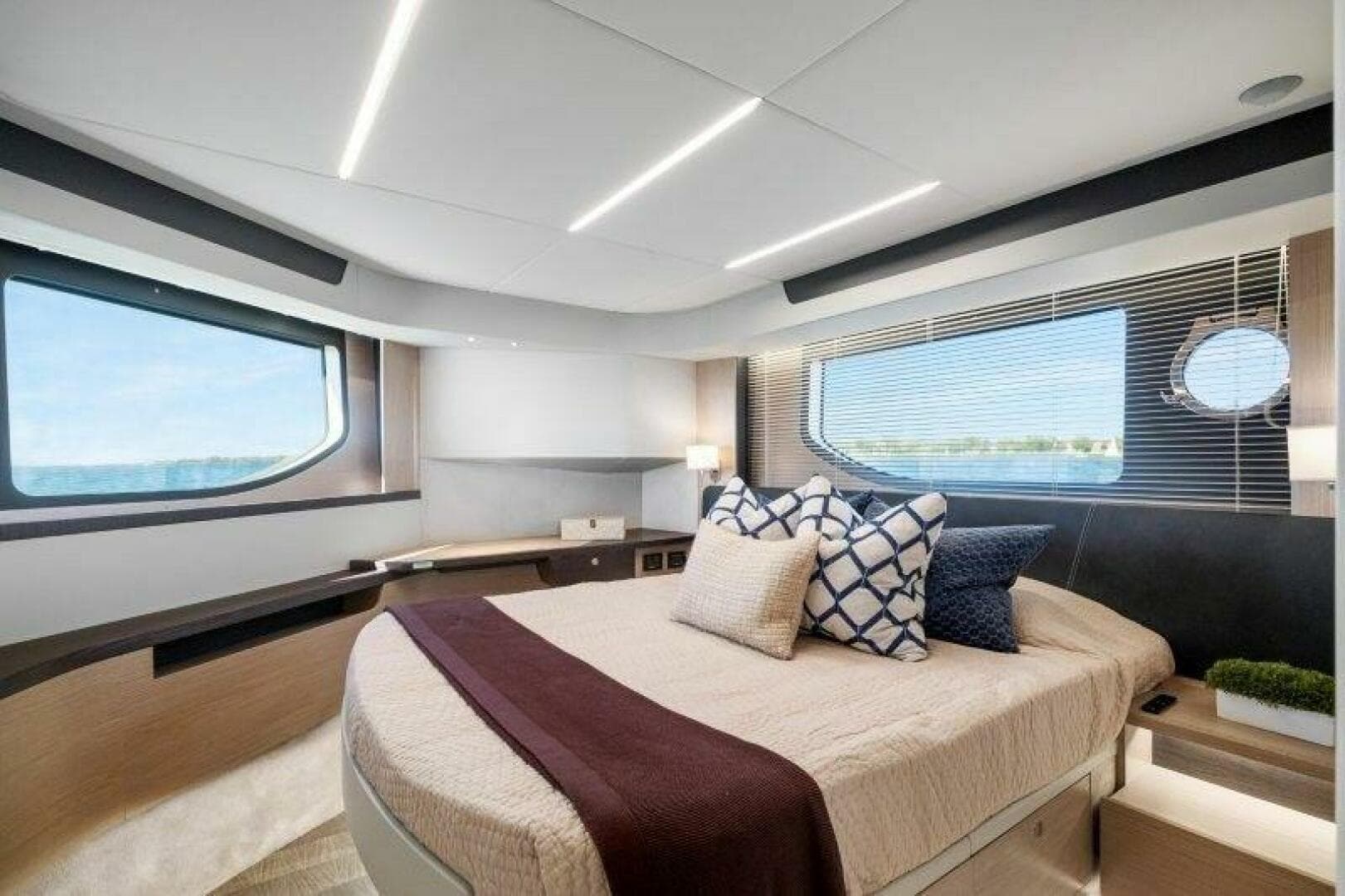 2026 Absolute 48 Coupe — photo 4