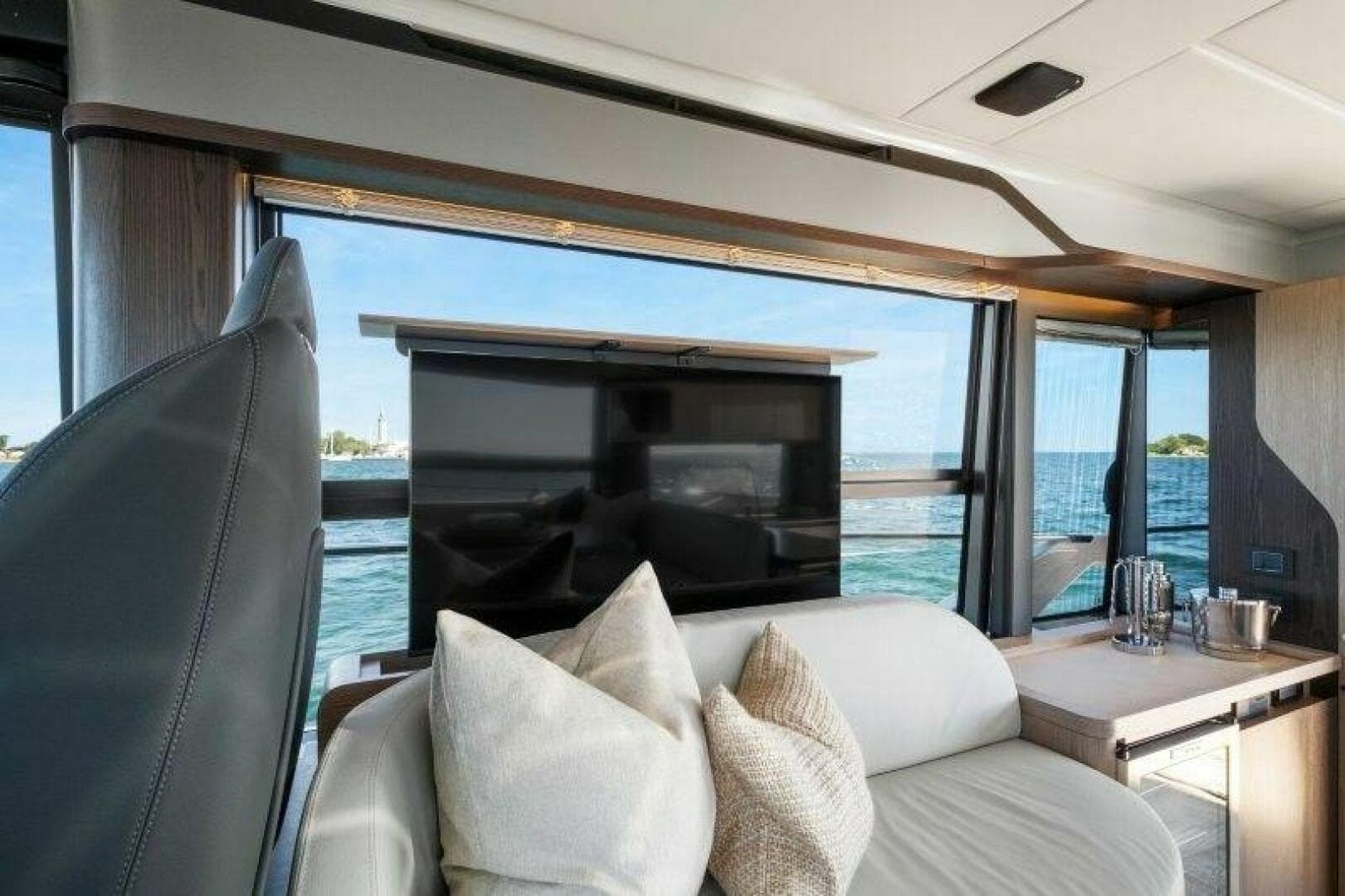 2026 Absolute 48 Coupe — photo 15