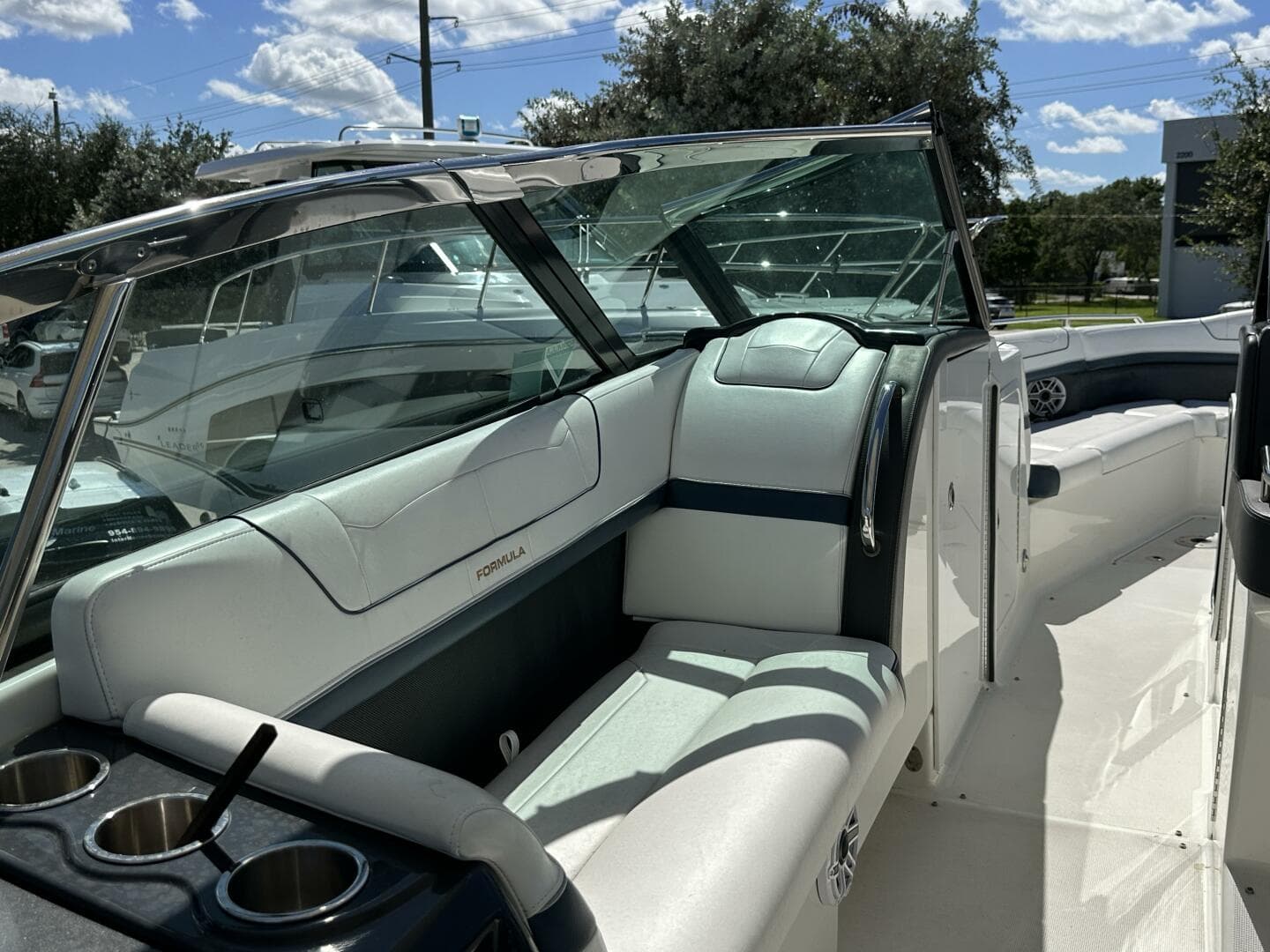 2021 Formula 350 Crossover Bowrider OB — photo 9