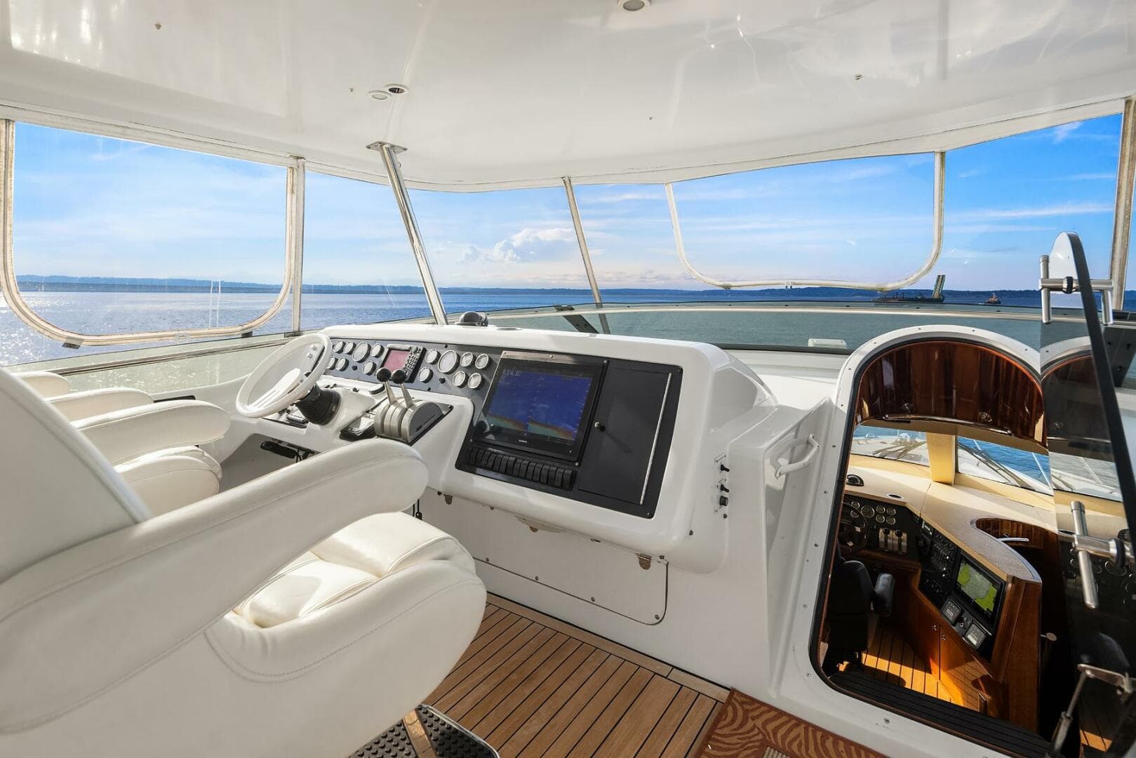 2001 Hatteras Cockpit — photo 21