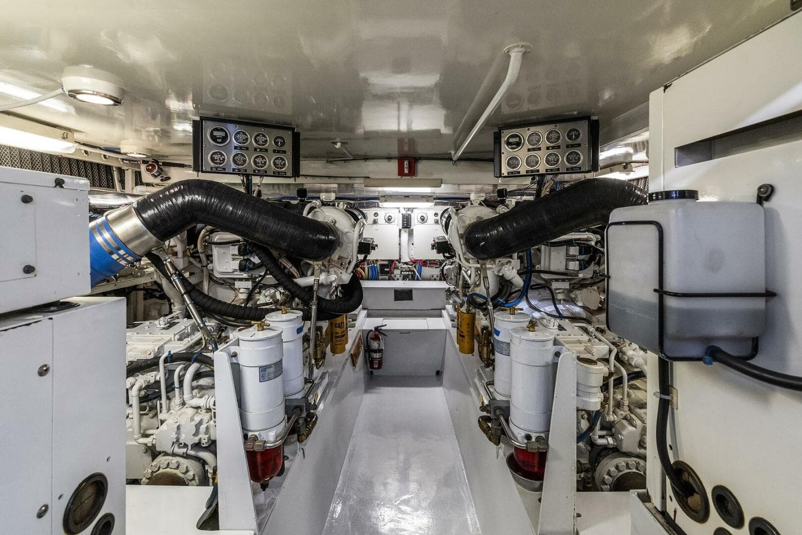 2001 Hatteras Cockpit — photo 25