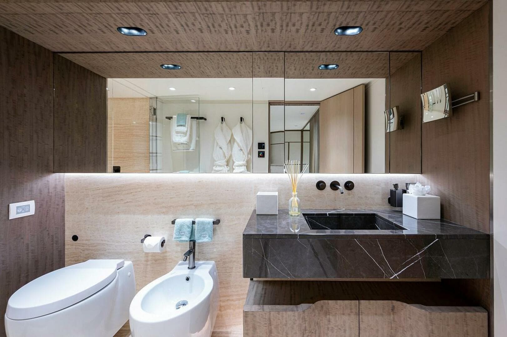 2020 Majesty Yachts 140 — photo 35