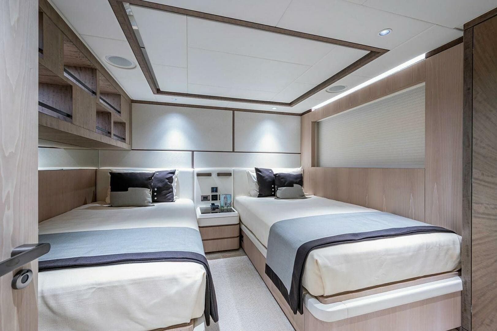 2020 Majesty Yachts 140 — photo 37