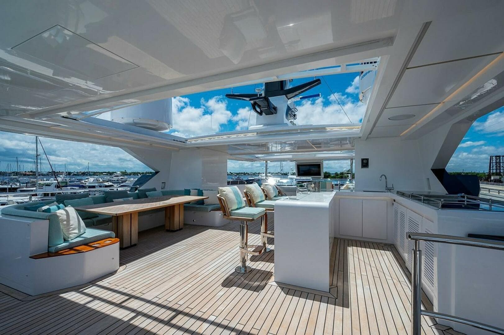 2020 Majesty Yachts 140 — photo 12