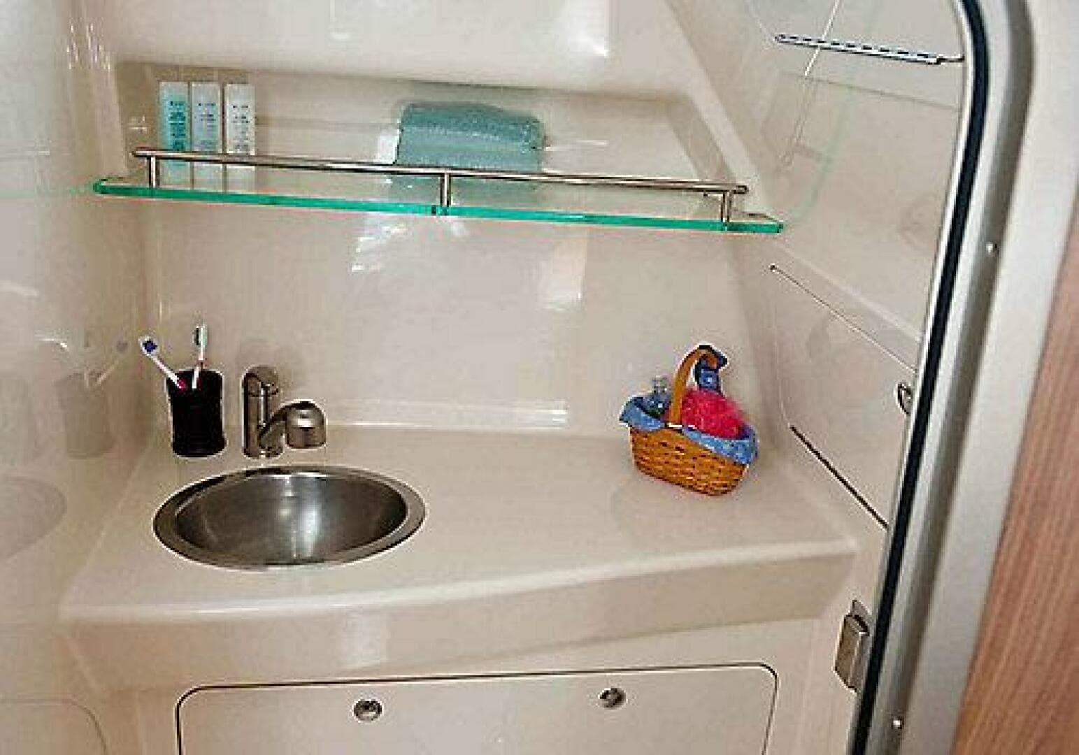 2019 Boston Whaler Conquest — photo 5