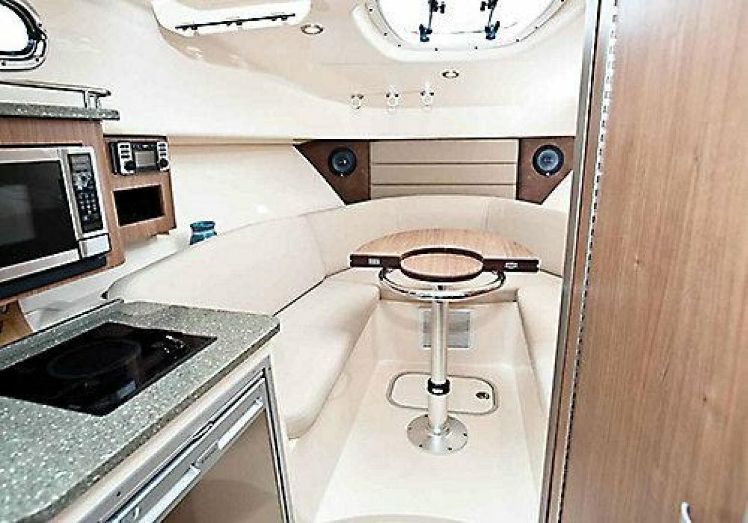 2019 Boston Whaler Conquest — photo 4