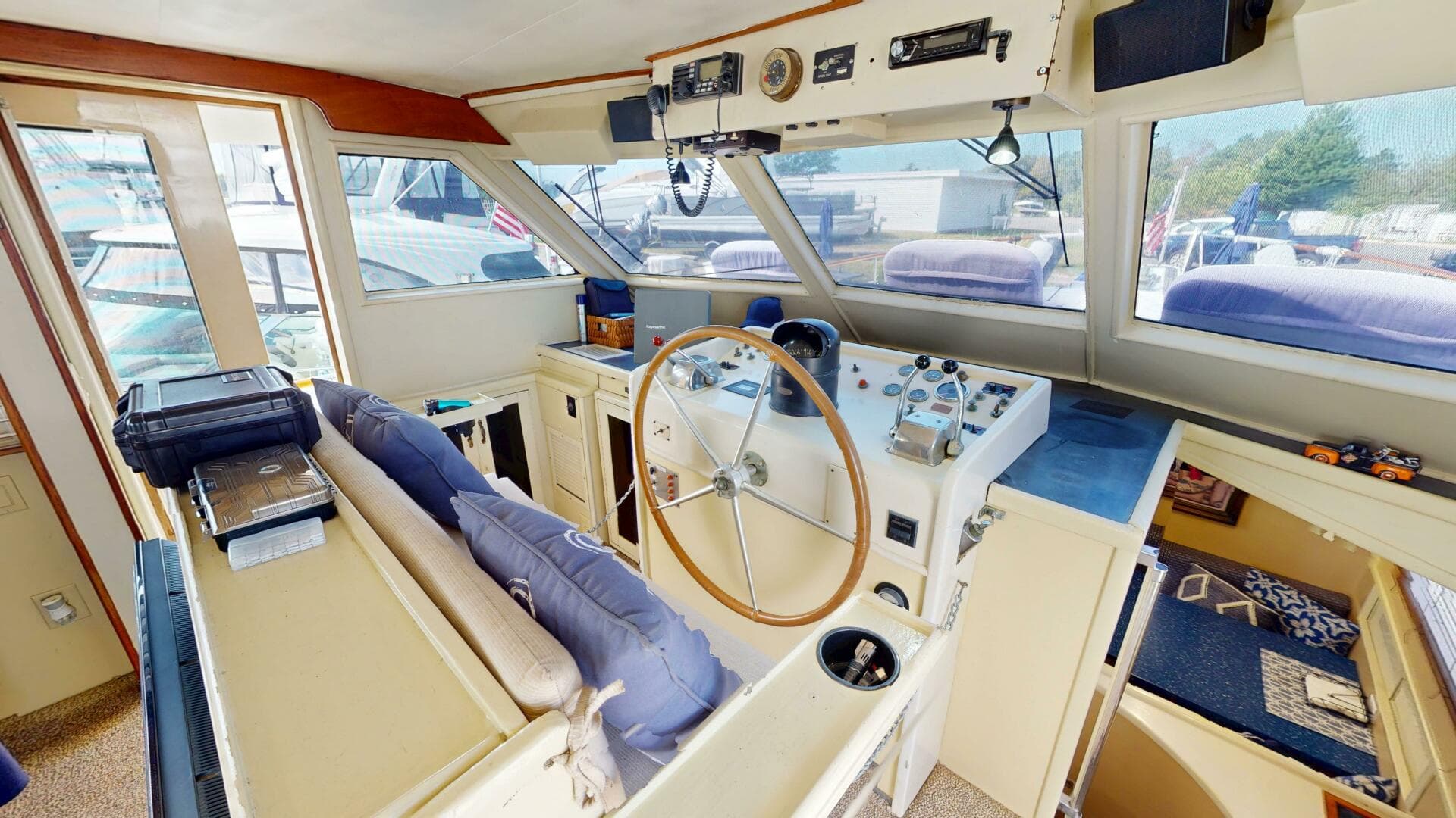 1974 Hatteras Motor Yacht — photo 19