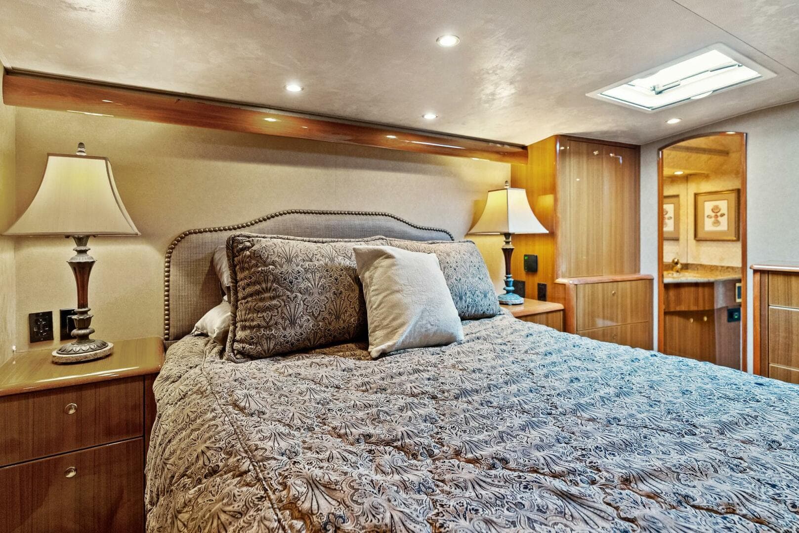 2006 Viking 61 Convertible — photo 17