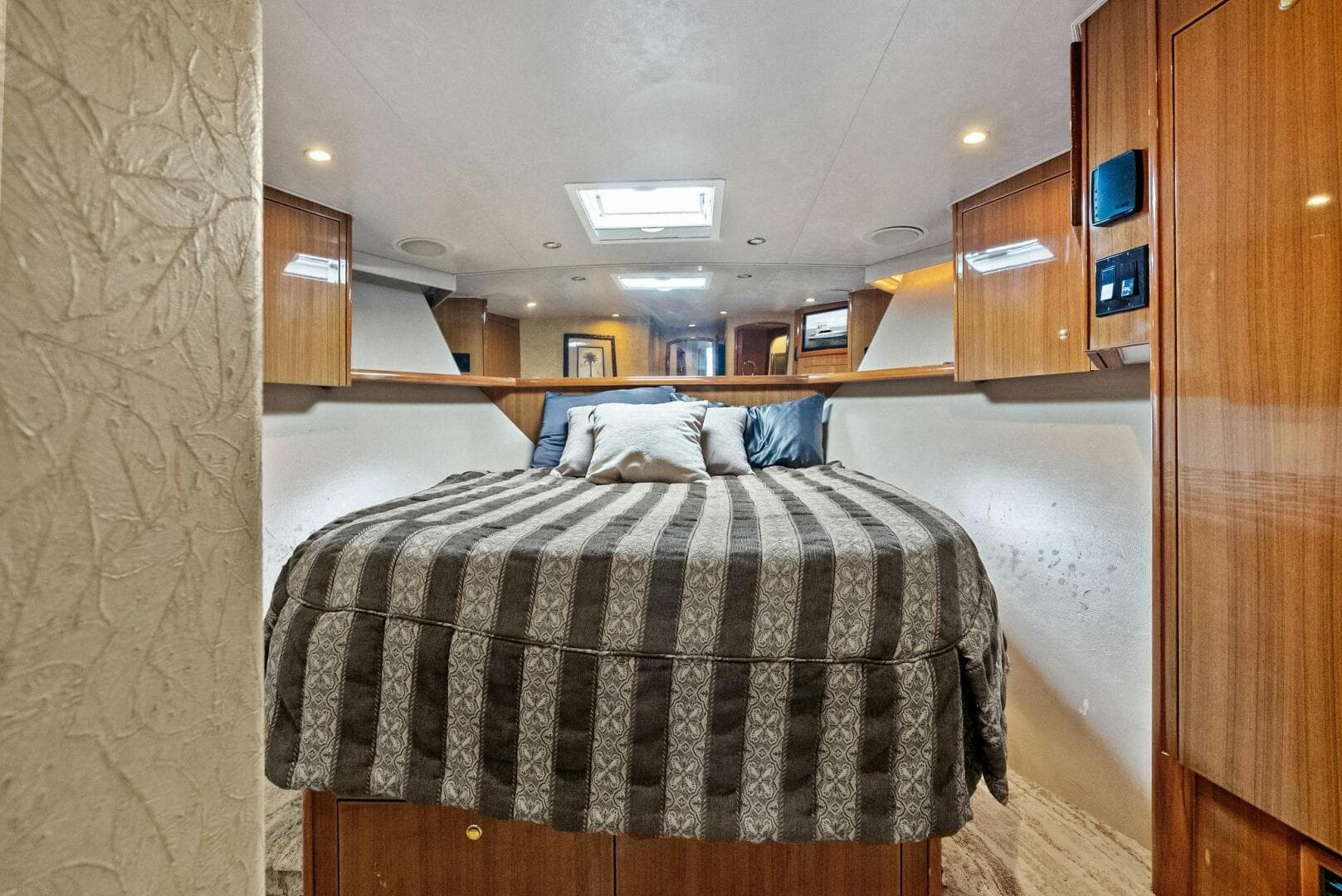 2006 Viking 61 Convertible — photo 23