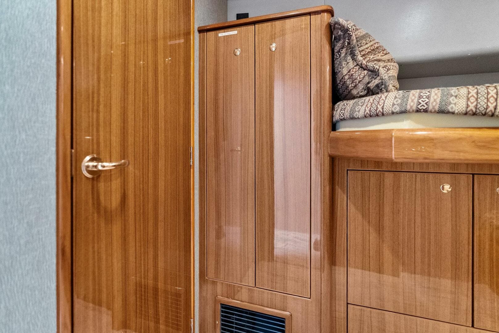 2006 Viking 61 Convertible — photo 34