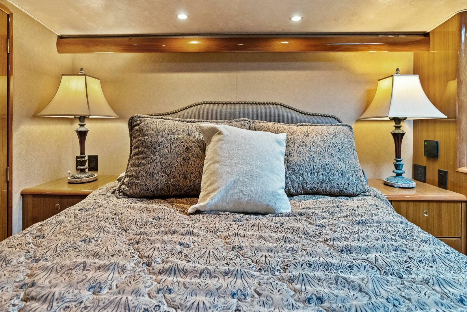 2006 Viking 61 Convertible — photo 18