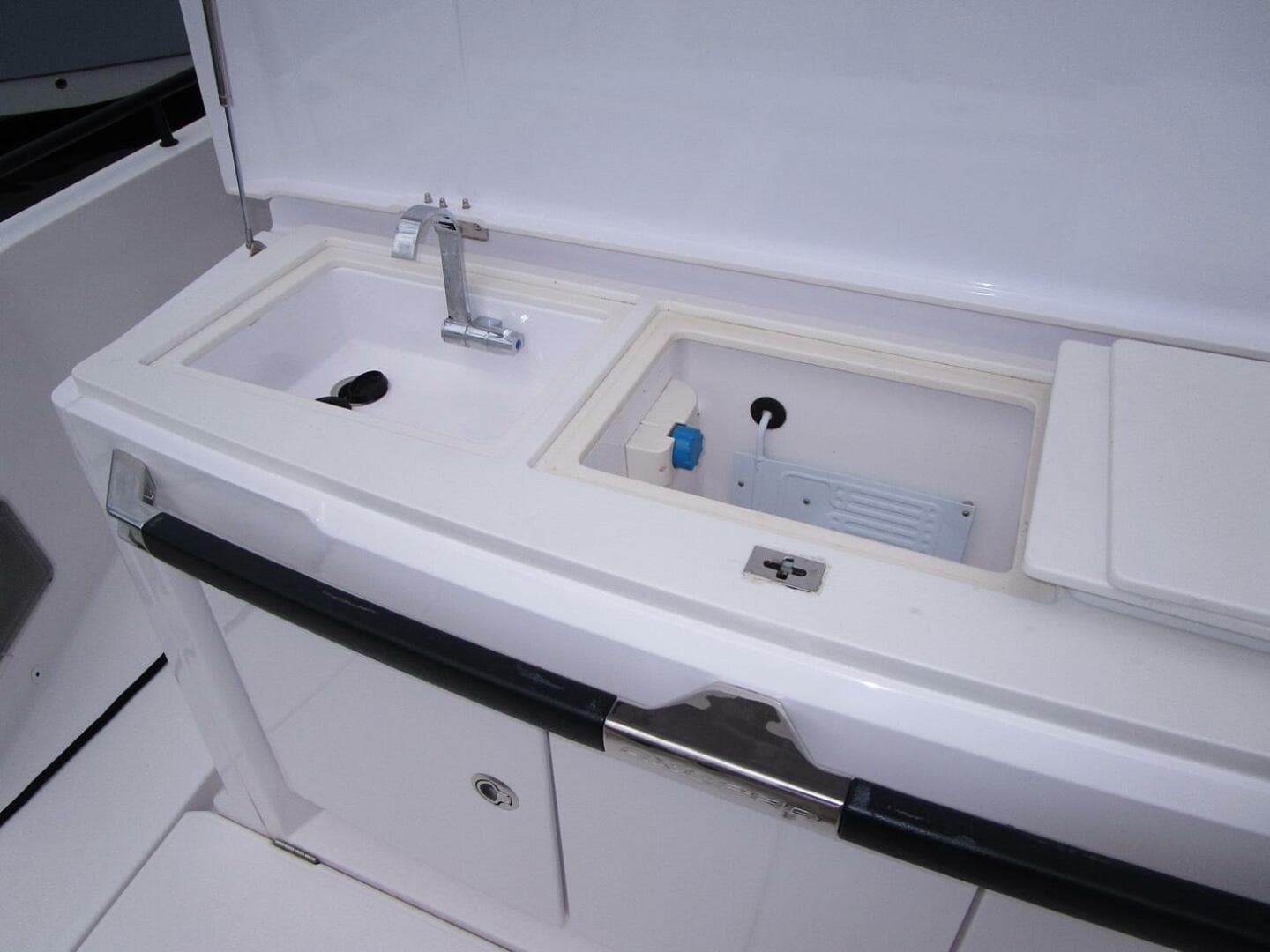 2021 Axopar Sun-Top — photo 27