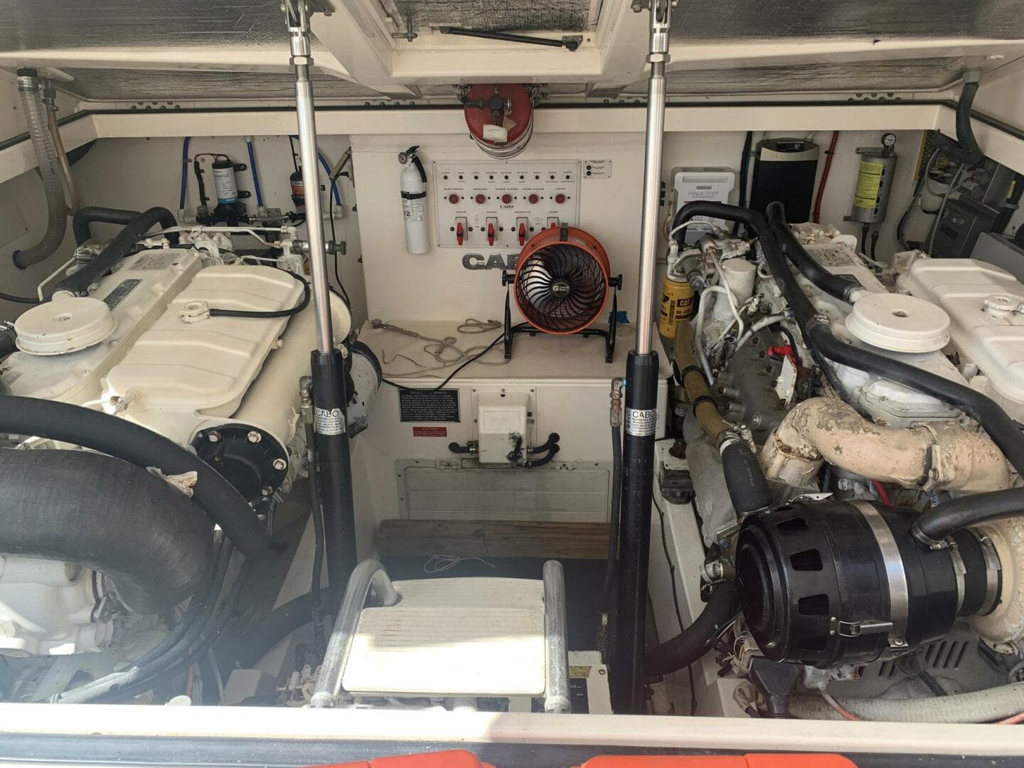 2002 Cabo 35 Express — photo 9