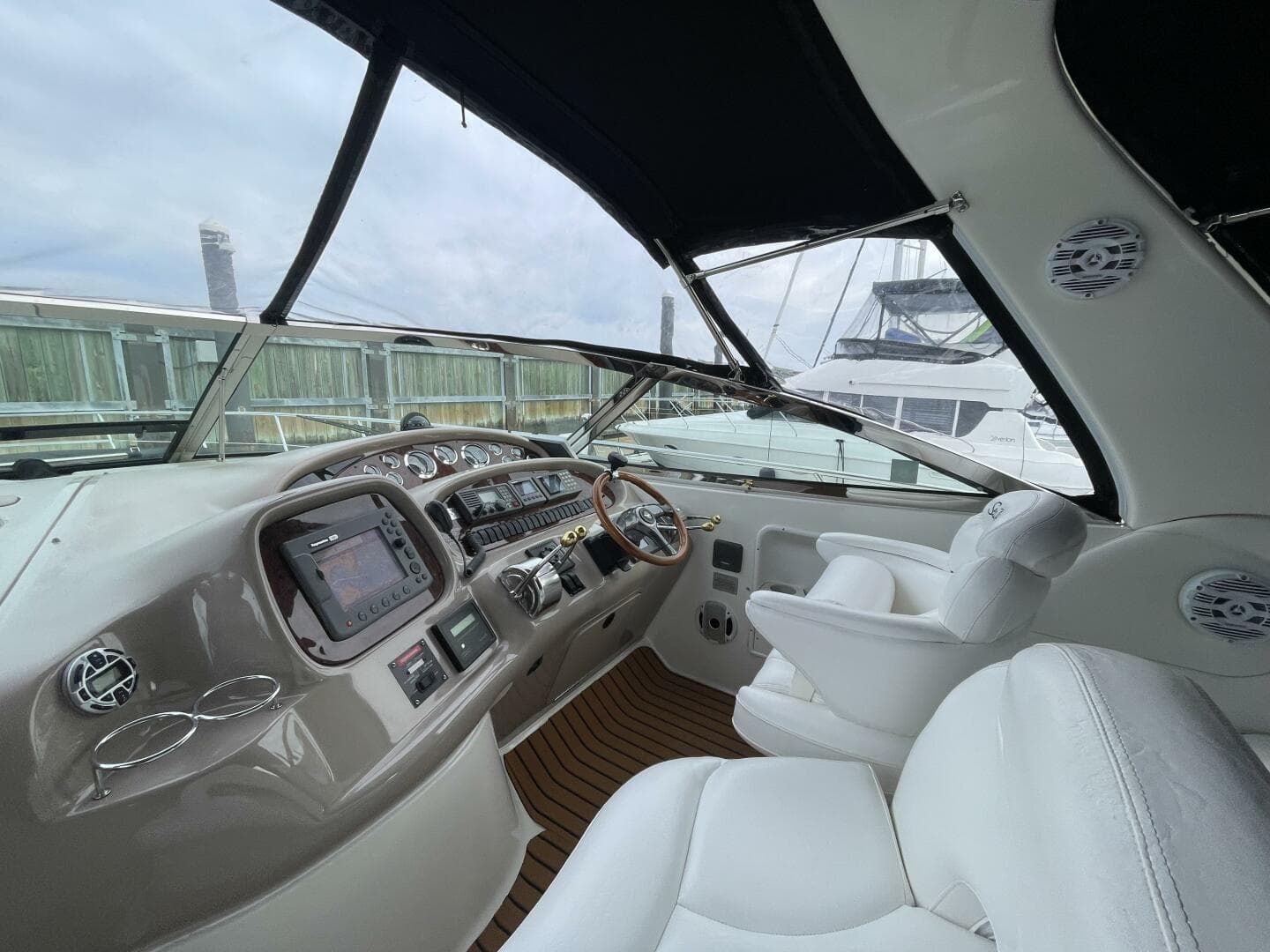 2000 Sea Ray 380 Sundancer — photo 9